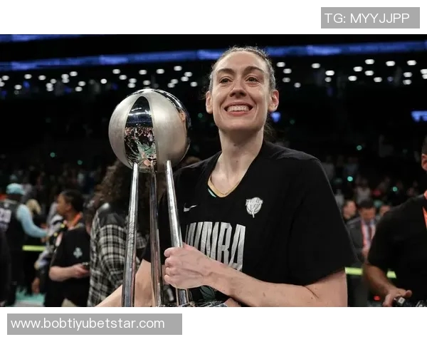 佩奇携女友与队友重返母校共同庆祝NCAA冠军戒指荣耀时刻 佩奇携女友与队友重返母校共同庆祝NCAA冠军戒指荣耀时刻