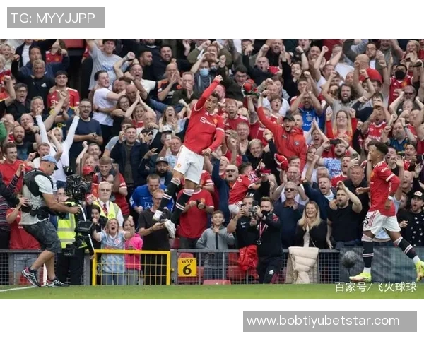 C罗精彩倒钩破门后队友热情为其戴帽子庆祝场面温馨