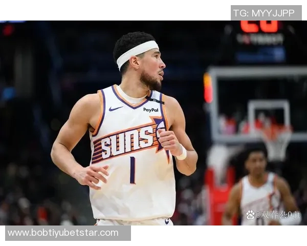 布克首节失准后强势反弹半场贡献13分4助攻助队逆转局势 布克首节失准后强势反弹半场贡献13分4助攻助队逆转局势