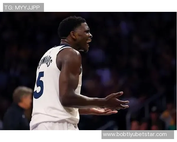 爱德华兹表现平平17投6中仅得17分贡献3篮板1断1帽令人失望 爱德华兹表现平平17投6中仅得17分贡献3篮板1断1帽令人失望